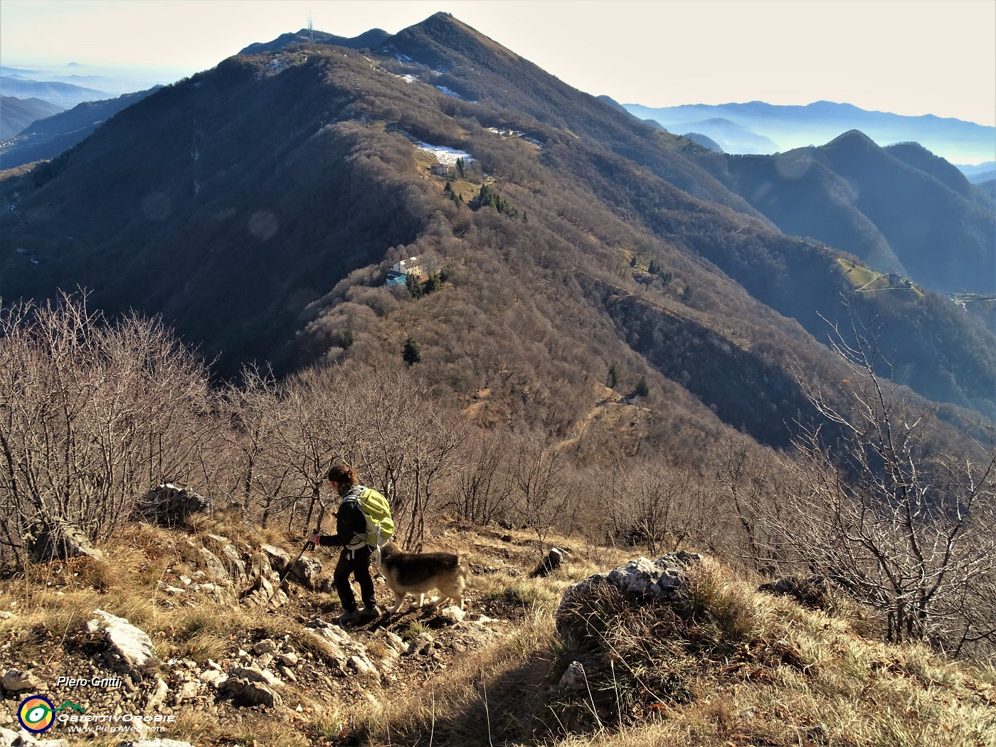 58 Scendiamo dsll'Ocone per poi salire sul dirimpettaio Monte Tesoro (1432 m).JPG